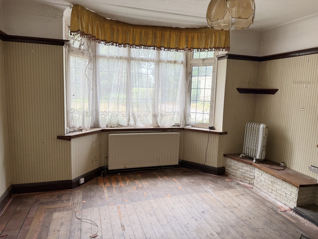 Lot: 68 - MIXED USE SITE WITH PLANNING COMPRISING TEN ACRES ADJACENT GATWICK AIRPORT - Main house dining room